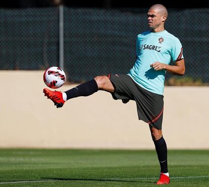 Chapada de luva branca! Pepe até a sua cama vai dar