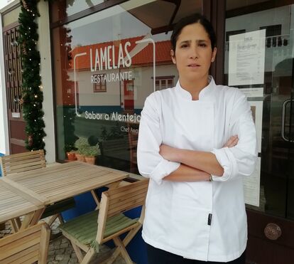 Chef Ana Moura prepara um bacalhau com grão e couve e partilha algumas das suas memórias gastronómicas