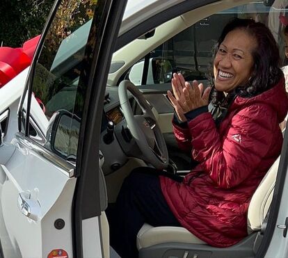 Dwayne Johnson surpreendeu a mãe e ofereceu-lhe um carro novo. Ela ficou em lágrimas 