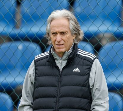 Jorge Jesus chora a morte do irmão e deixa Arábia Saudita para funeral