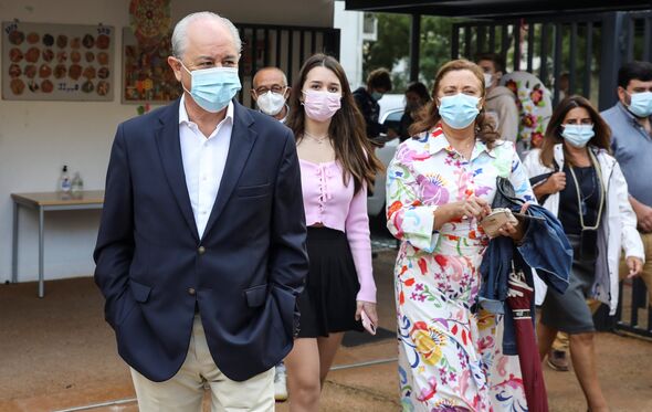 Rui Rio com a mulher, em dia de votação 