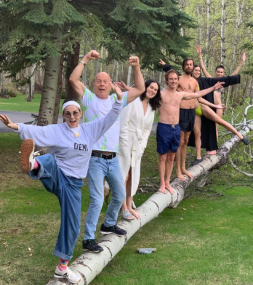 Bruce Willis com Demi Moore e a atual mulher Emma