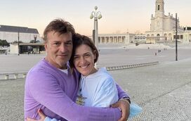 Unidos pela fé. O que juntou Tony Carreira e Fátima Lopes numa peregrinação interior e jornada emocionante