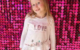 Aos 7 anos de idade ganha milhões no Youtube. Conheça a história da menina prodígio da internet, que escapou a um trágico diagnóstico