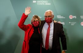 Fernanda Tadeu, a mulher ao lado de António Costa. Venceu um cancro do pulmão, deixou de trabalhar e até mudou de imagem