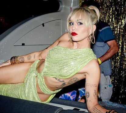 Miley Cyrus entra no novo ano com muita sensualidade