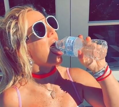 Libertada das amarras do pai, Britney Spears volta a mostrar-se toda nua