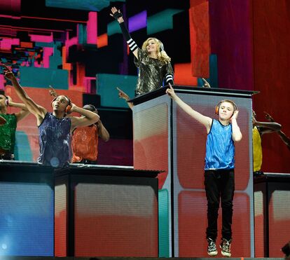 Em palco com a mamã: a 'primeira vida' de Rocco Ritchie, que já acompanhou Madonna em tournée agora é artista plástico reconhecido 