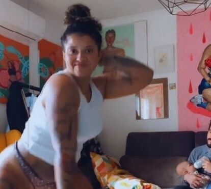 Blaya arrasa com momento de dança sensual...enquanto o pai de Theo lhe dá biberon