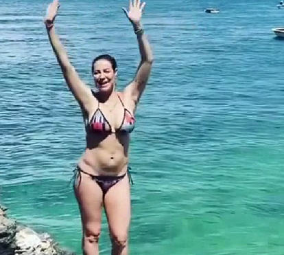 Luana Piovani mostra curvas em mergulho refrescante na Bahia