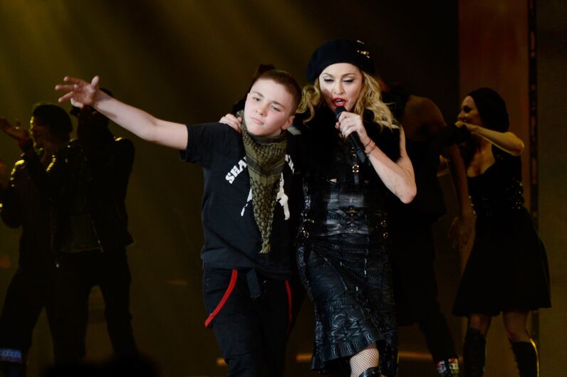 Rocco Ritchie com a mãe, Madonna