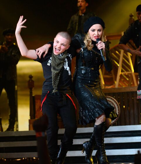 Rocco Ritchie com a mãe, Madonna