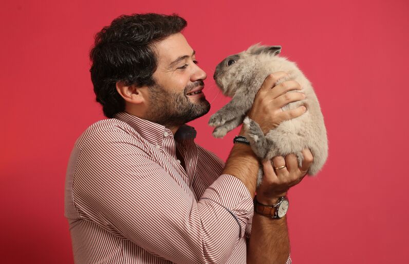 André Ventura com a coelha Acácia 