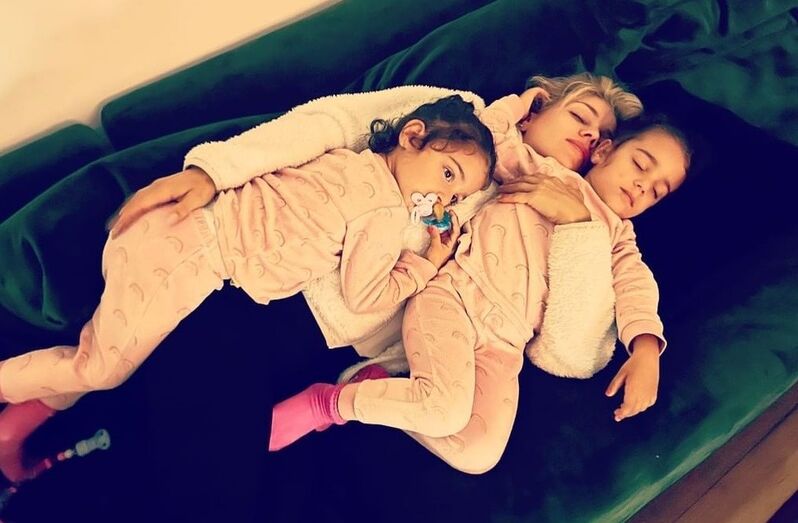 A cantora tem novas imagens amorosas com as quatro filhas.
