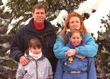 Beatrice e Eugenie, com os pais, André e Sarah Fergusson 
