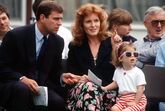 Beatrice e Eugenie, com os pais, André e Sarah Fergusson 