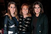 Beatrice e Eugenie com a mãe, Fergie 