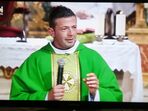 Padre Sexy na missa de aniversário da TVI