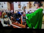 Padre Sexy na missa de aniversário da TVI