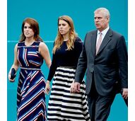 Beatrice e Eugenie com o pai, André