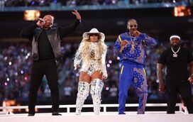 Estrelas do Rap levam público do Super Bowl à loucura