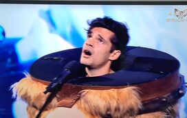 Emoções fortes numa noite muito especal: Sara Carreira recordada - quase ao mesmo tempo - pelo pai, Tony Carreira, na TVI, e pelo antigo namorado, Ivo Lucas, na SIC