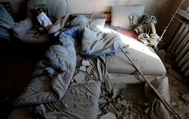 Escombros e feridos. Prédio de apartamentos bombardeado em Kharkiv