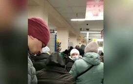 Moradores de Kharkiv enchem supermercados para comprar bens de primeira necessidade