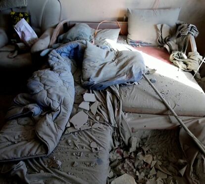 Escombros e feridos. Prédio de apartamentos bombardeado em Kharkiv