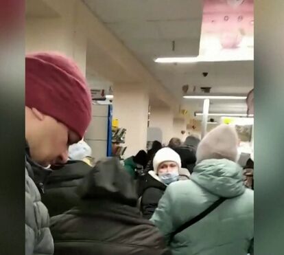 Moradores de Kharkiv enchem supermercados para comprar bens de primeira necessidade
