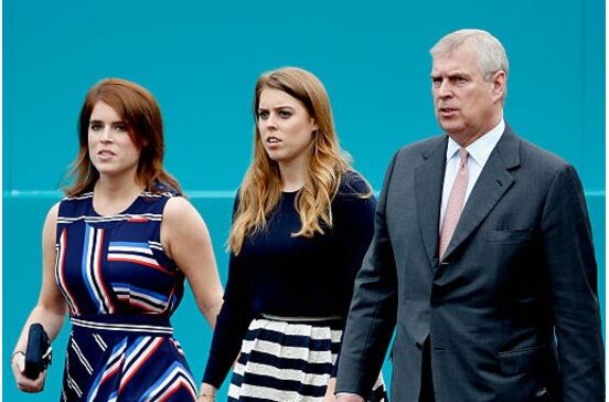 Beatrice e Eugenie com o pai, André