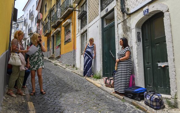 Turistas no Bairro da Bica, Santa Catarina, Lisboa 