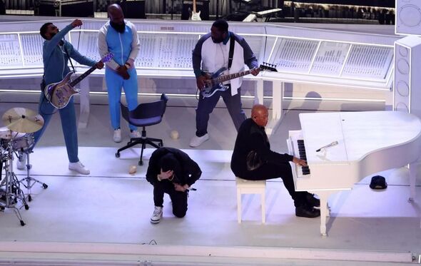 Eminem em protesto no palco do Super Bowl