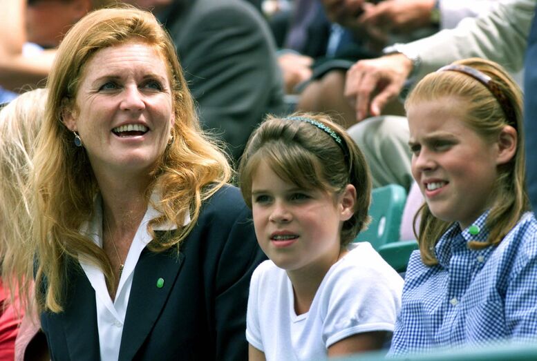 Beatrice e Eugenie, com os pais, André e Sarah Fergusson 