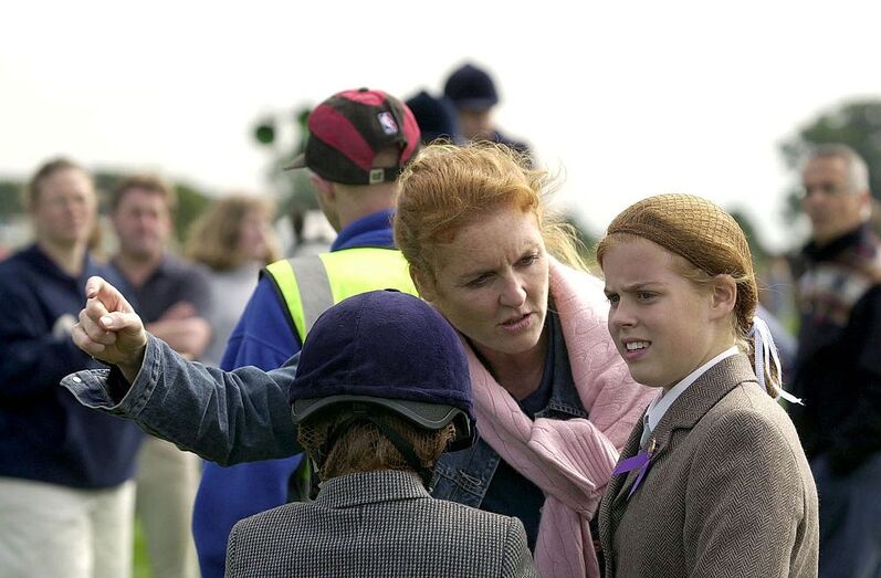 Beatrice e Eugenie, com os pais, André e Sarah Fergusson 