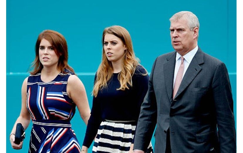 Beatrice e Eugenie com o pai, André