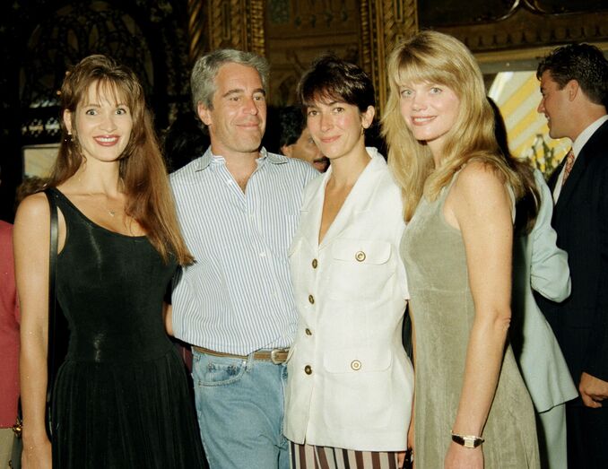 Jeffrey Epstein e Ghislaine Maxwell com Deborah Blohm e Gwendolyn Beckt numa festa em Palm Beach, Florida, em 1995