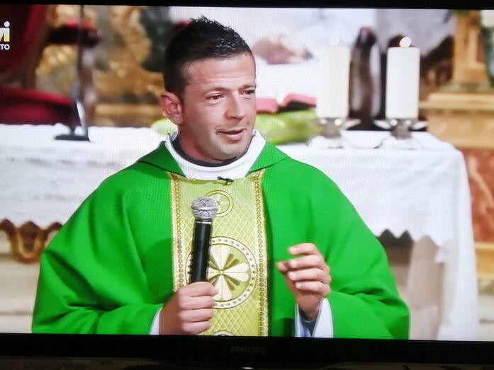 Padre Sexy na missa de aniversário da TVI