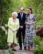 Isabel II acompanhada de William e Kate Middleton