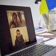 Videochamada entre Volodymyr Zelensky e  Mila Kunis e Ashton Kutcher 