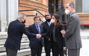 Filipe VI e Letizia de Espanha acompanhados por Javier Senent, Presidente da Cruz Vermelha Espanhola, José Luis Martínez-Almeida, o Presidente da Câmara de Madrid e José Luis Escrivá, Ministro da Inclusão, Segurança Social e Migração