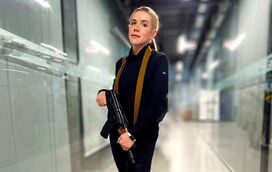 A deputada loura que não virou a cara à luta na Ucrânia: “As nossas mulheres vão proteger a nossa terra tal como os homens”