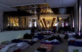 Hotel na Roménia transforma salão de baile em abrigo para refugiados