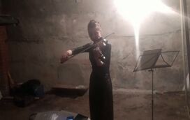 De arrepiar. Violinista protagoniza momento emocionante num abrigo em Kharkiv