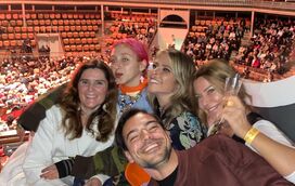 'La Vie de Marie' é um turbilhão: a "queridinha" dos famosos, a família farta de assédio e a fama que sobe a cada minuto...