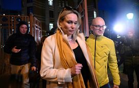 Jornalista russa que protestou em direto na TV contra a guerra já foi ouvida em tribunal e vai ter de pagar multa 