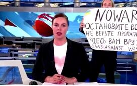 O momento em que Marina Ovsyannikova protesta em direto contra a guerra na Ucrânia