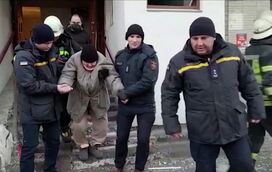 Moradores retirados de casa após prédio ser atingido por míssil em Kiev