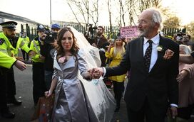 Amor aos quadradinhos: Julian Assange já se casou dentro da prisão