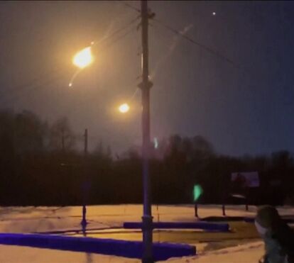 Ucrânia afirma ter abatido caça russo e imagens mostram bolas de fogo no céu de Kharkiv